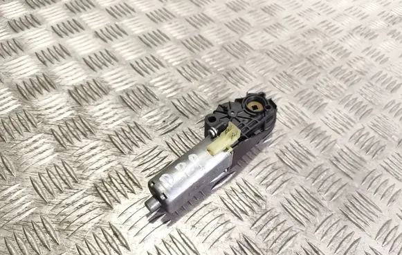 Volvo XC90 Seat adjustment motor 0390203247
