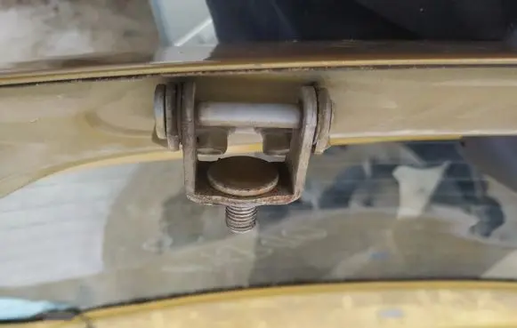 Toyota Yaris Tailgate/trunk/boot hinge