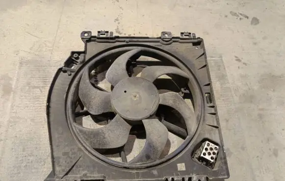 Nissan Note (E11) Radiator cooling fan shroud 