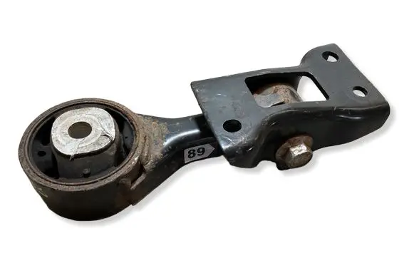Toyota Yaris Engine mount bracket 