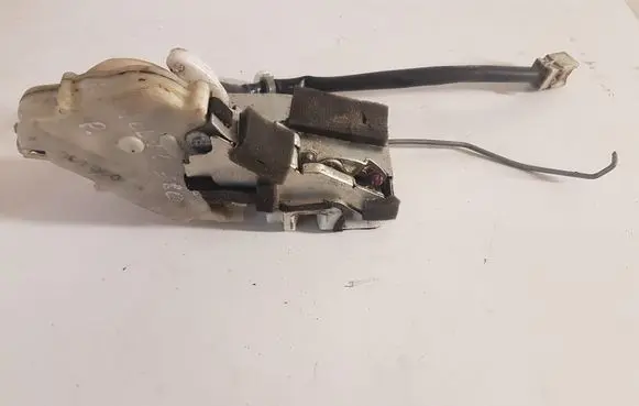 Volvo S80 Front door lock 050405