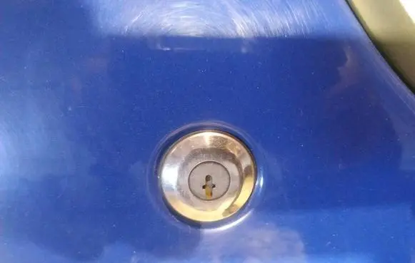 Peugeot Partner Front door lock (next to the handle) 