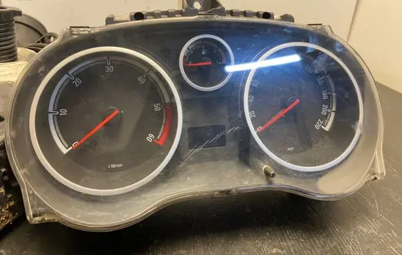 Opel Corsa D Speedometer (instrument cluster) 1303304