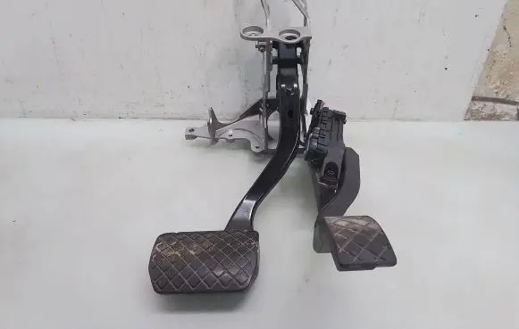 Audi A6 S6 C5 4B Pedal assembly 8D1723523