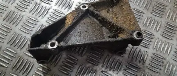 Mercedes-Benz E W124 Engine mounting bracket