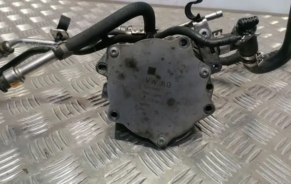 Audi A4 S4 B8 8K Vacuum pump 06J145100G