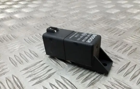 Audi A3 S3 8P Glow plug pre-heat relay 0281003038 038907281D