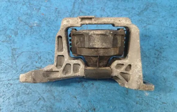 Ford Focus Engine mount bracket AV6Z6038A