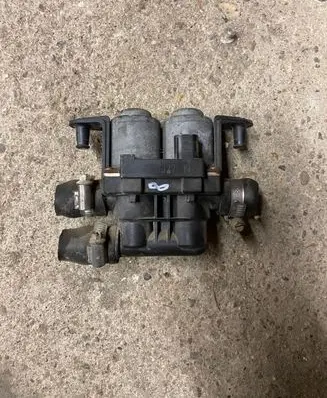 BMW 5 E39 Coolant heater control valve 8374995 1147412137