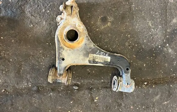 Mercedes-Benz E W210 Front lower control arm/wishbone 2103308305
