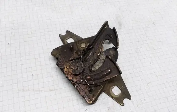 Volkswagen PASSAT B4 Engine bonnet/hood lock/catch