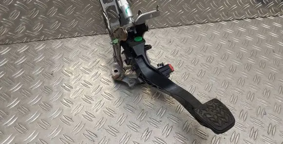 Toyota Yaris Clutch pedal 
