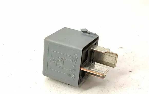Mercedes-Benz E W211 Cruise control relay A0025422619 0025422619