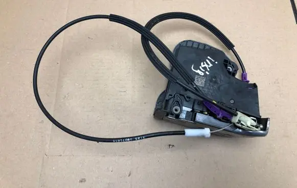 Opel Insignia B Front door lock 915C303908018S