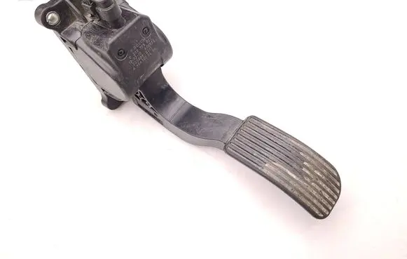 Accelerator throttle pedal