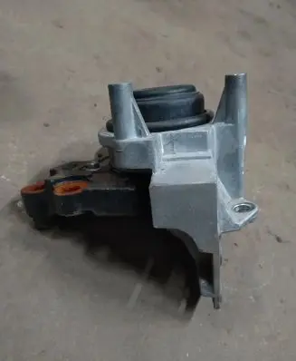 Nissan X-Trail T32 Engine mount bracket