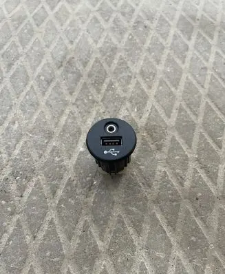 Nissan Juke I F15 USB socket connector 28023BH00A