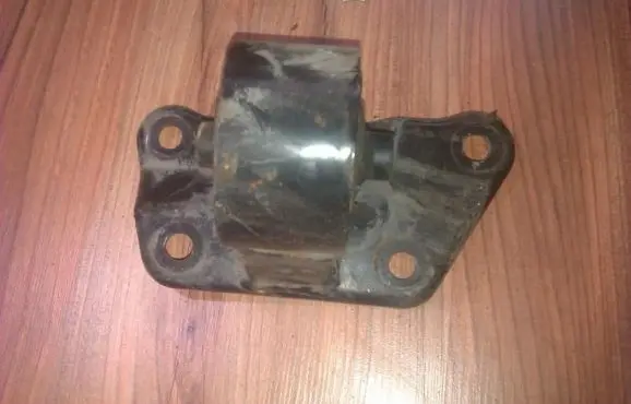 Mitsubishi Carisma Engine mount bracket