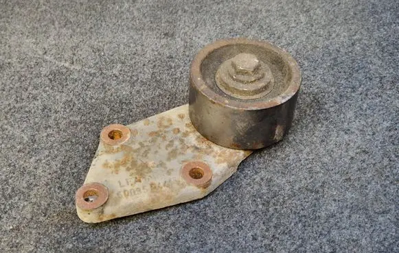 Engine mounting bracket