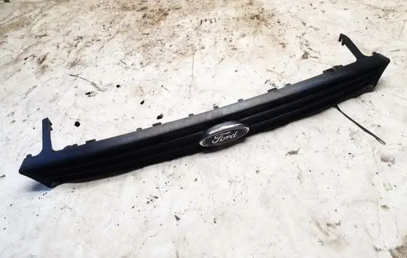 Ford Focus Front grill 98ab8200akw a31042