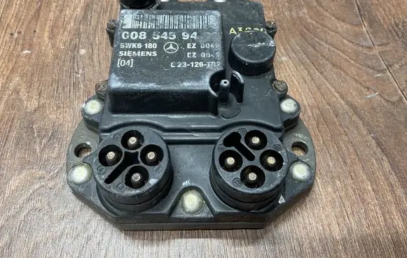 Mercedes-Benz E W124 Ignition amplifier control unit 0085459432