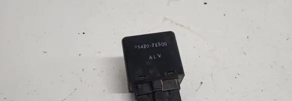 Hyundai Tucson JM Window wiper relay 954202E500