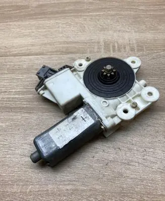 Toyota Avensis T250 Front door window regulator motor 999060102