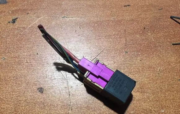 Skoda Superb B5 (3U) Other relay 7M0951253A V23136J6X45