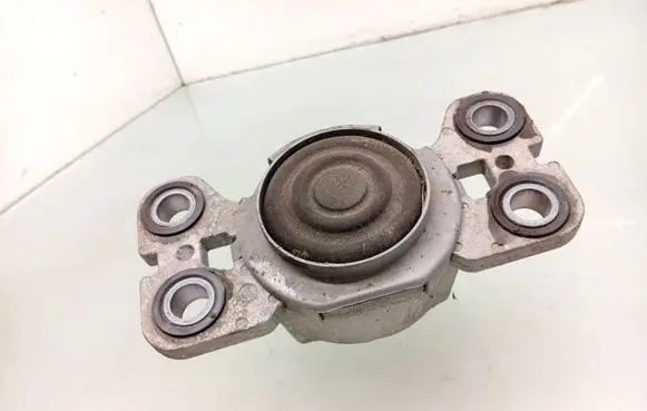 Volvo V70 Engine mount bracket 31316875