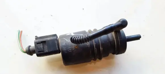 Skoda Octavia Mk1 (1U) Windscreen/windshield washer pump 1J5955651