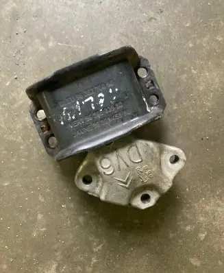 Peugeot 3008 I Engine mount bracket 9636845880 9636583980 9636270080