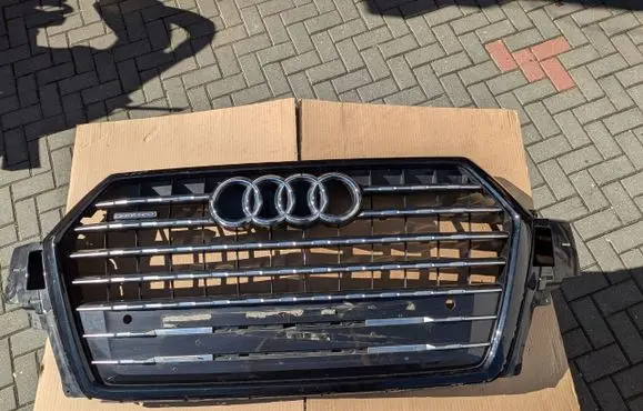 Audi Q7 4M Front bumper upper radiator grill 4M0853651F