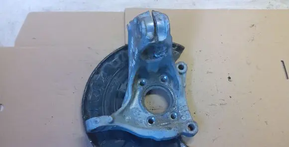 Volkswagen PASSAT B6 Front wheel hub VWPASSATB632LEFT