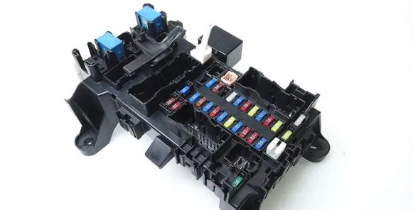 Suzuki Grand Vitara II Fuse module 64J2 08746H01