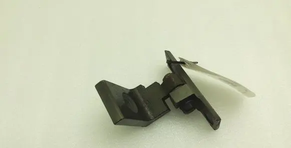 BMW 5 E60 E61 Front door lower hinge 7068078