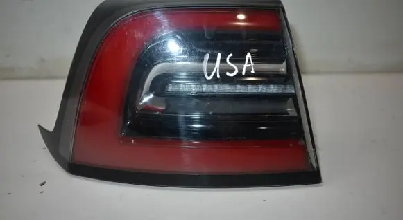 Tesla Model 3 Rear/tail lights 1077397 1077399