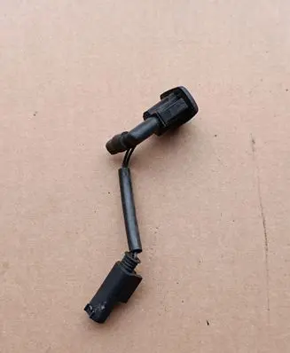 BMW 5 E60 E61 Windshield washer spray nozzle 7046060