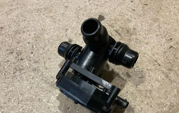 Mercedes-Benz E W214 Coolant heater control valve A0009061313