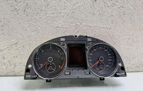 Volkswagen PASSAT B7 Speedometer (instrument cluster) 3AA920880H