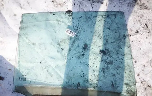 Toyota Yaris Rear door window glass AS2