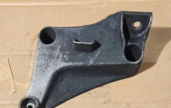 BMW 5 E39 Engine mounting bracket 6750441 57612 13807410