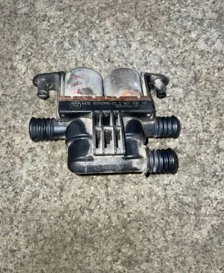 BMW 5 E39 Coolant heater control valve 1147412137 8374995