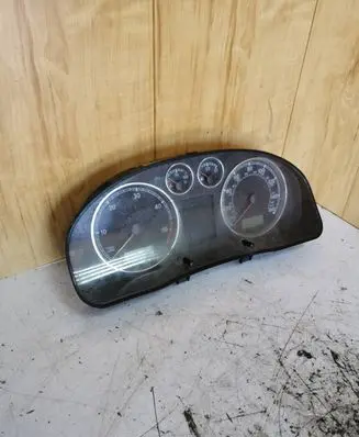 Volkswagen PASSAT B5.5 Speedometer (instrument cluster) 88331244