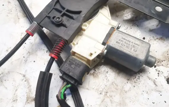 Ford S-MAX Front door window regulator motor 013822286
