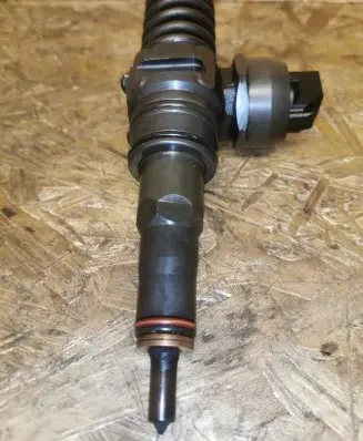 Volkswagen Sharan Fuel injector 038130073BA 0414720216