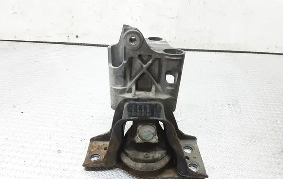 Nissan Micra Engine mount bracket