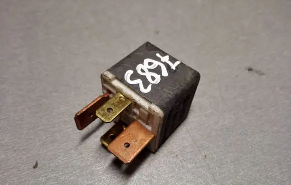 Volkswagen PASSAT B4 Other relay 191937503