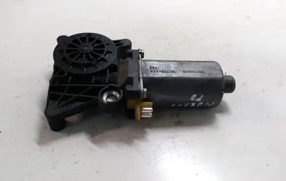 Mercedes-Benz E W210 Front door window regulator motor 0130821671 191743XXX