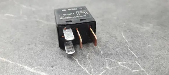 Mitsubishi Carisma Fuel pump relay MB9533821