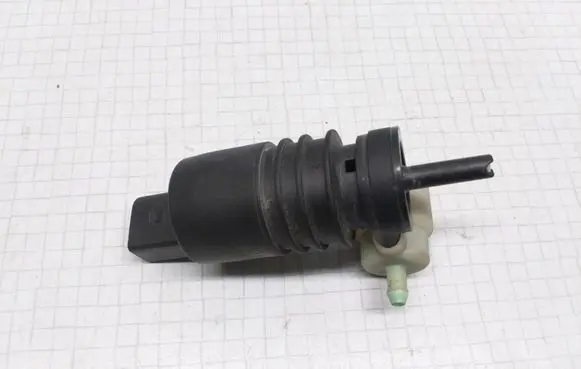 Volkswagen PASSAT B5.5 Windshield washer spray nozzle 